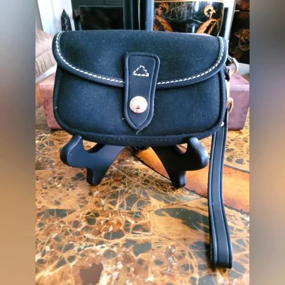 Dooney and Bourke Black pouch - Picture 1 of 5